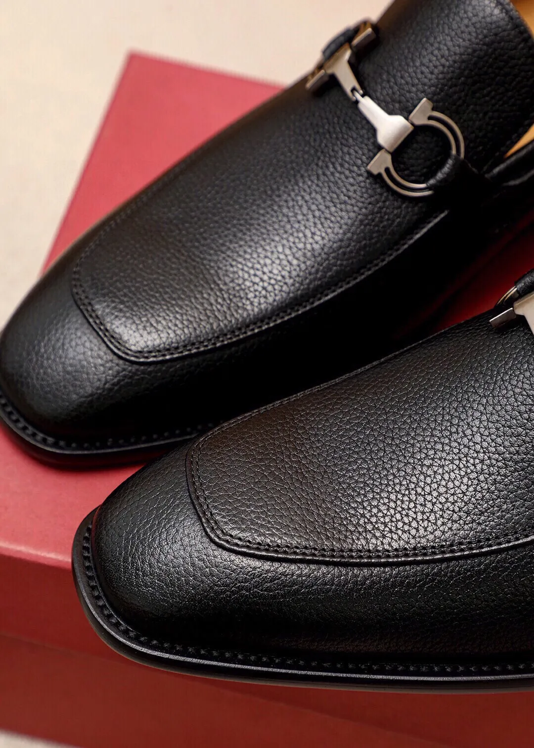 Men's shoes 💰480 💐 Product trademark: Ferragamo "Ferragamo" casual leather shoes Regular size: 38-44 (45🉑️customized) Product materials: Selected imported first-layer pebbled cowhide leather upper + luxury hardware buckle, imported water-dyed cowhide leather lining. Strong three-dimensional visual effect, original outsole Color: 3⃣️colors available